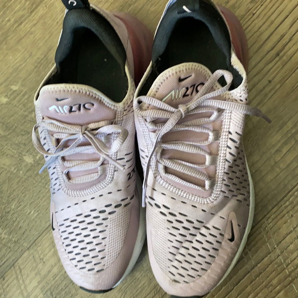 Gently worn air max 270- size youth 7/ womens 8.5